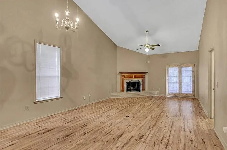 207 Northtown Dr — Photo 2