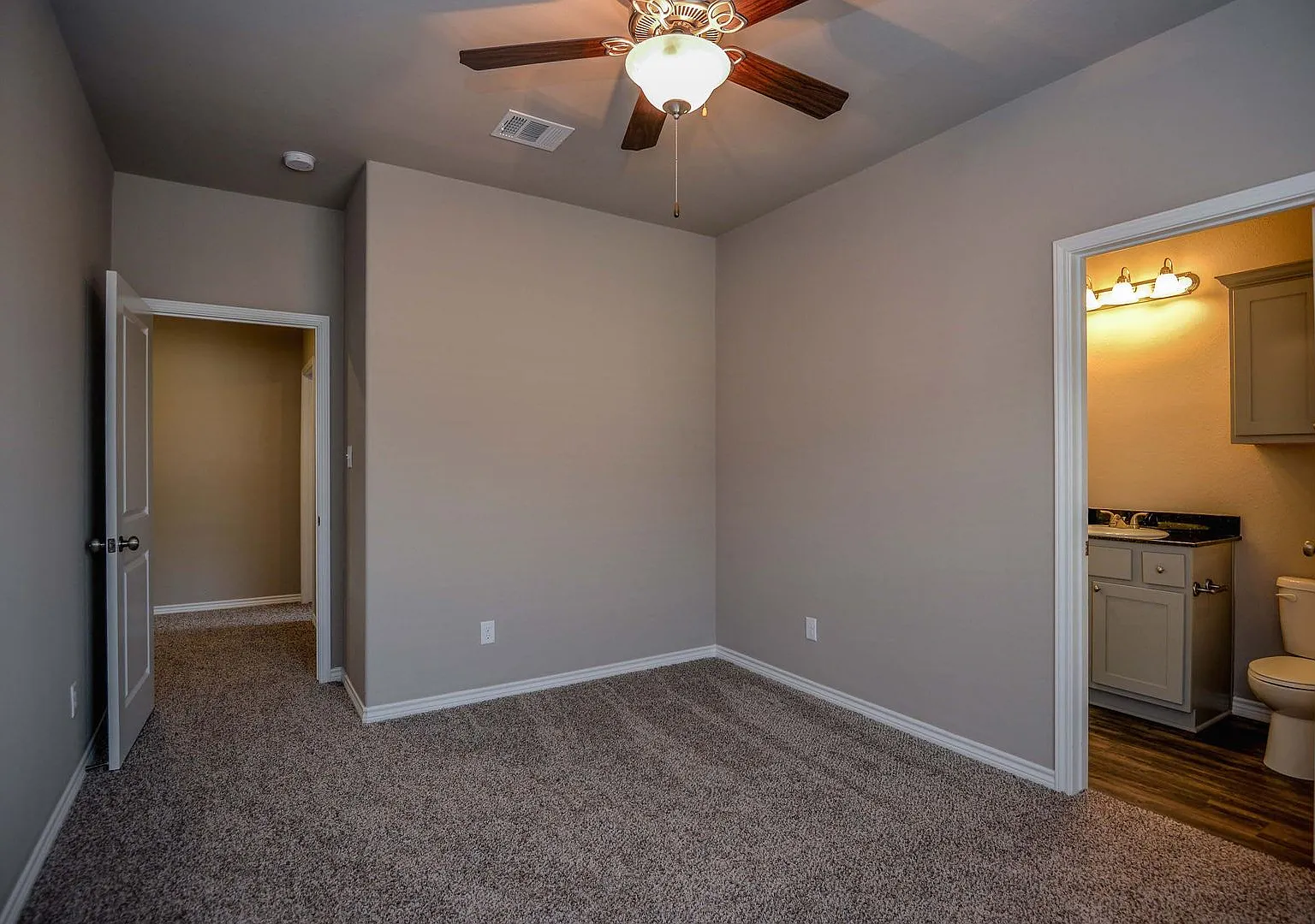 3 Bed at Pershing Pointe! — Photo 2