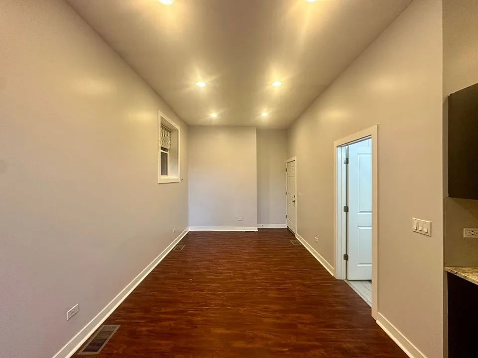 2942 W Montrose Ave #2944-1