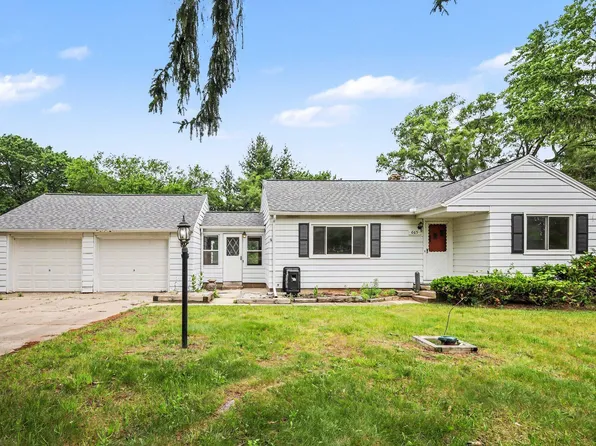 665 Four Mile Rd NW, Comstock Park, MI 49321