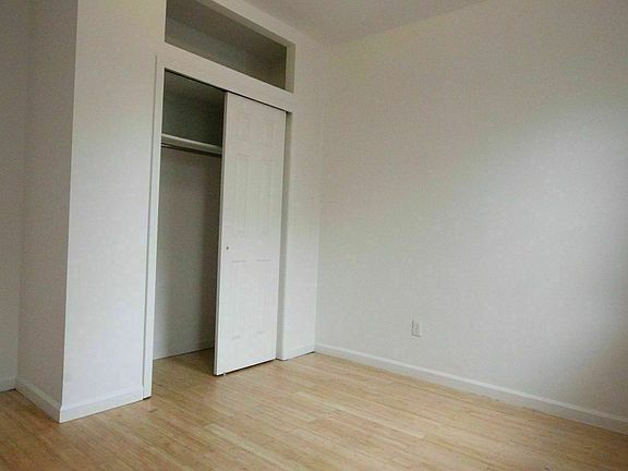 4th image of 233 Montrose Ave