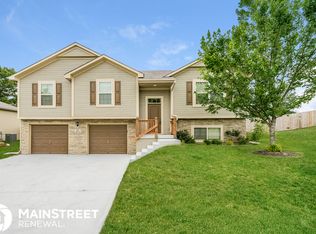 402 Golfview Dr, Pleasant Hill, MO 64080