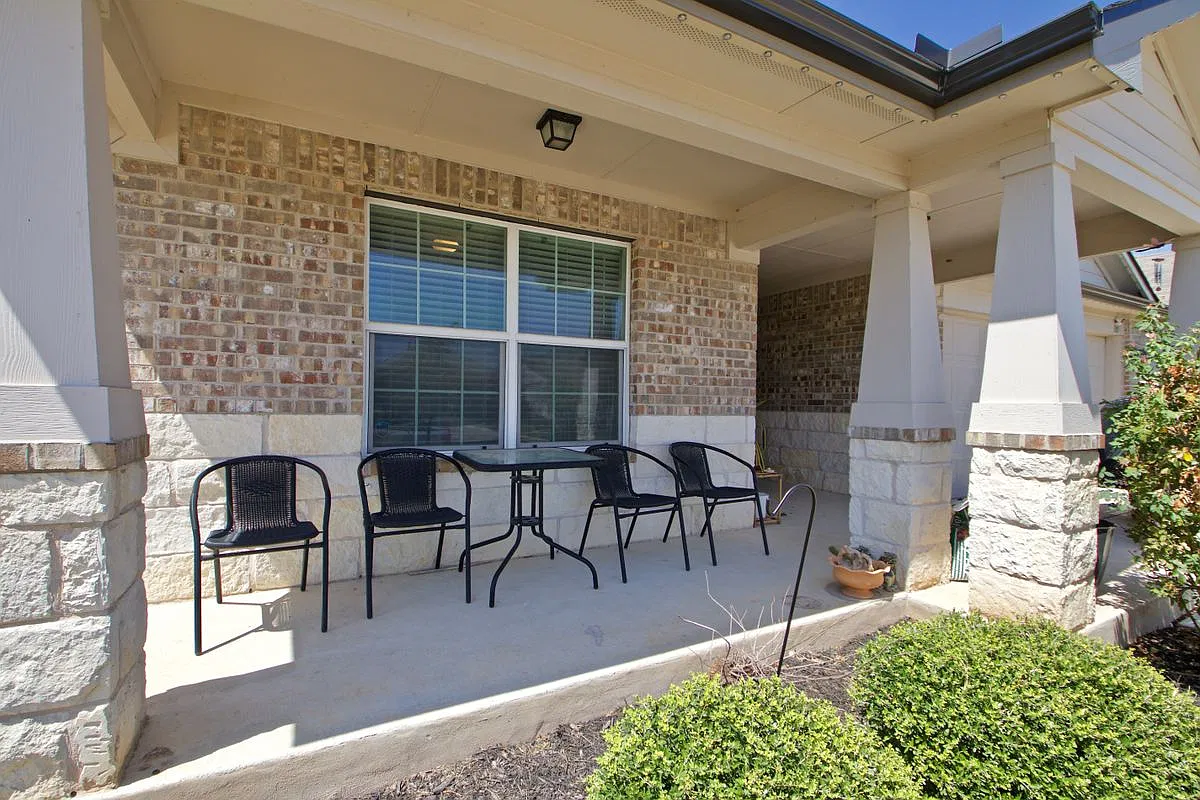 4 bed, 2.0 bath, 2020 sqft, $2,000 — Photo 4