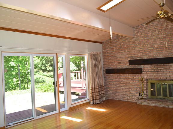 3rd image of 974 Sierra Dr