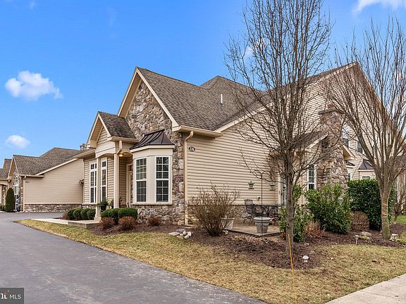 3rd image of 126 Thornhill Ln