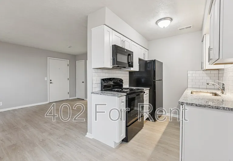 8005 S 48th Ave #2 — Photo 3