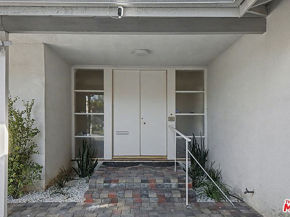 3rd image of 2612 S Beverly Dr