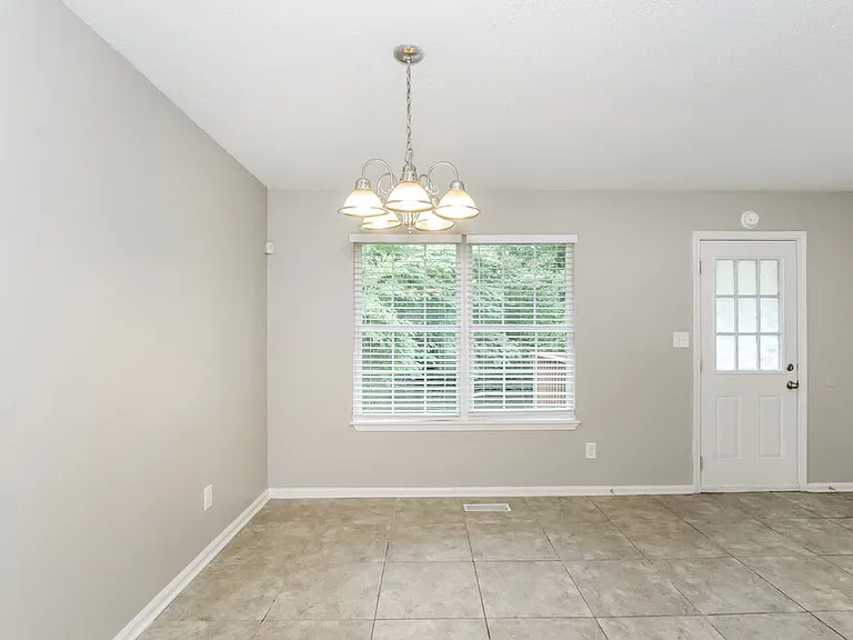 428 Willow Ln — Photo 6