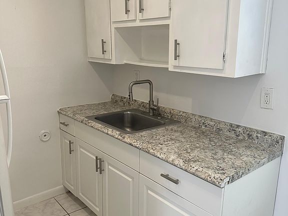 4th image of 650 SW 15th Ave