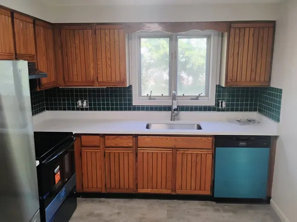 291 Pembroke St APT 5, Suncook, NH 03275