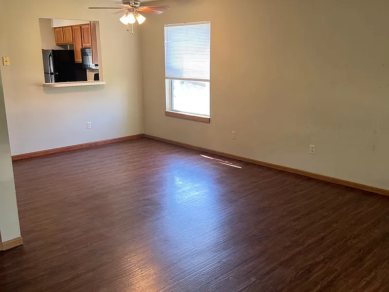 630-632 W Country Squire Ct — Photo 3