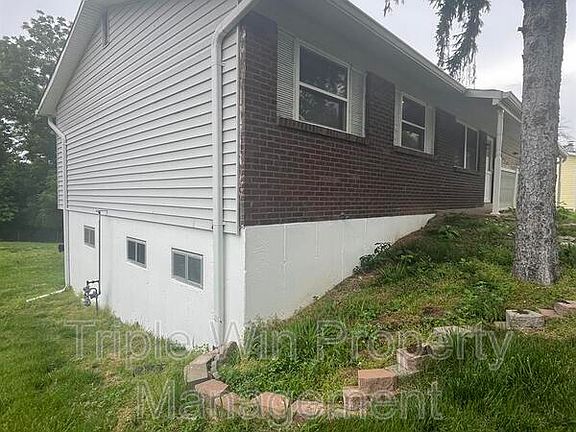 3rd image of 1014 Sunridge Trl W