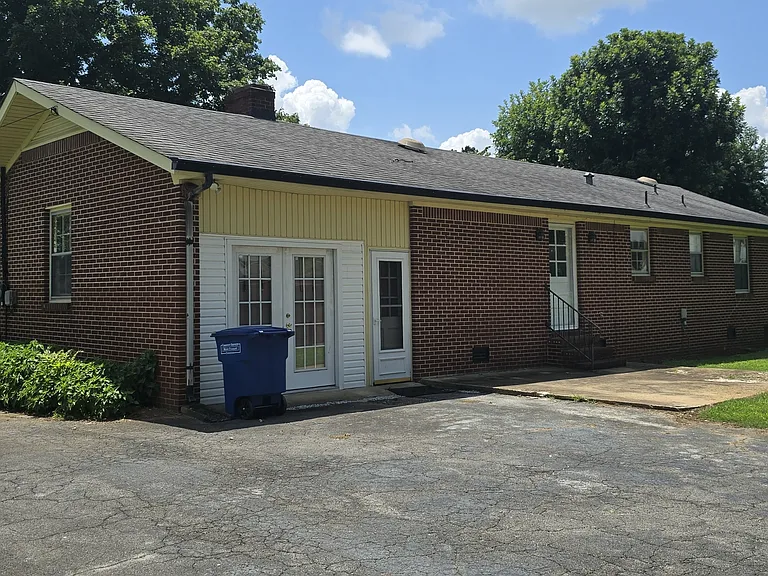 204 Iris Dr — Photo 8