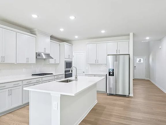 3rd image of 713 Deschutes Dr