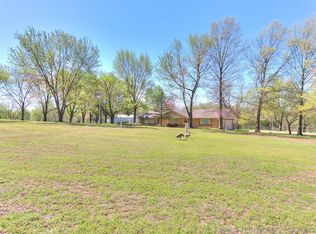 10702 E 450th Rd, Claremore, OK 74017