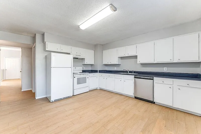 2 bed, 1.0 bath, 1115 sqft, $1,200 — Photo 2