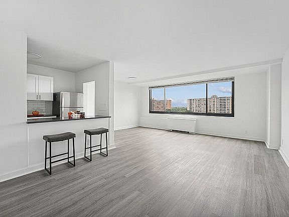 Bright Living Room with Breakfast BAr Ashlawn at Southern Towers