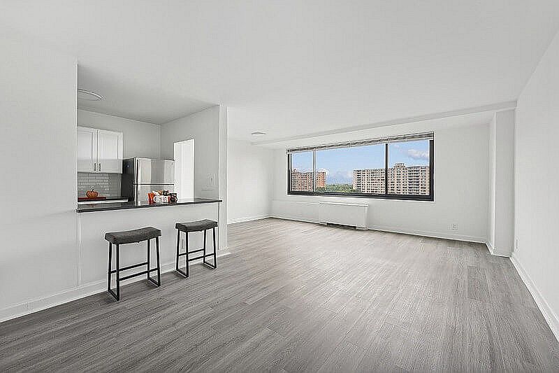 Bright Living Room with Breakfast BAr Ashlawn at Southern Towers