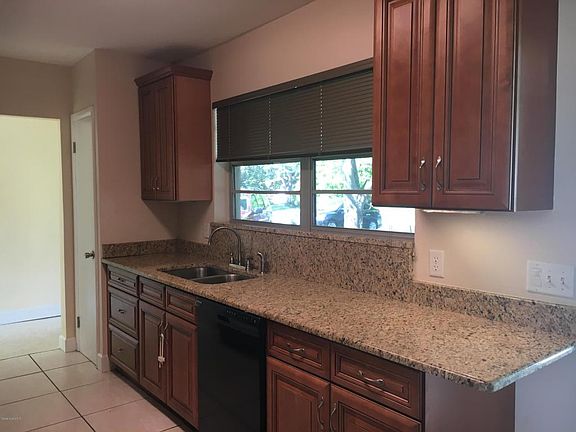 3rd image of 819 Glenmore Cir #0