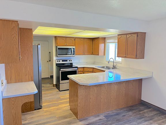 3rd image of 465 E Meadowlark Ln