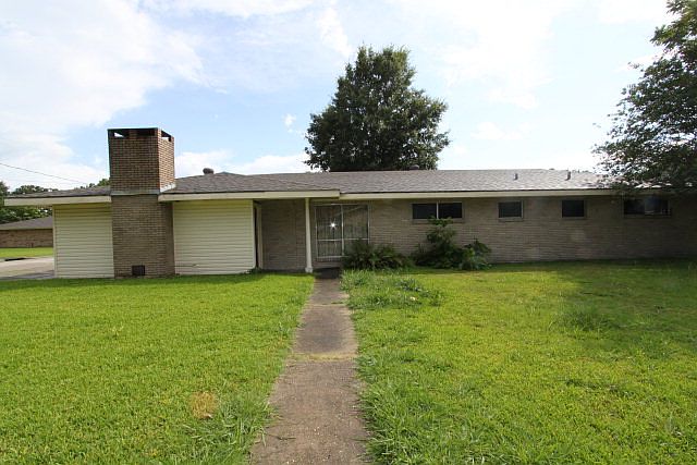 1st image of 300 Wildwood Dr