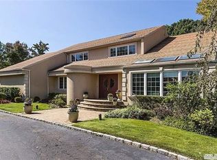 9 Clearmeadow Ln, Woodbury, NY 11797