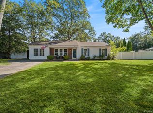 40 Scenic Hills Dr, Ridge, NY 11961