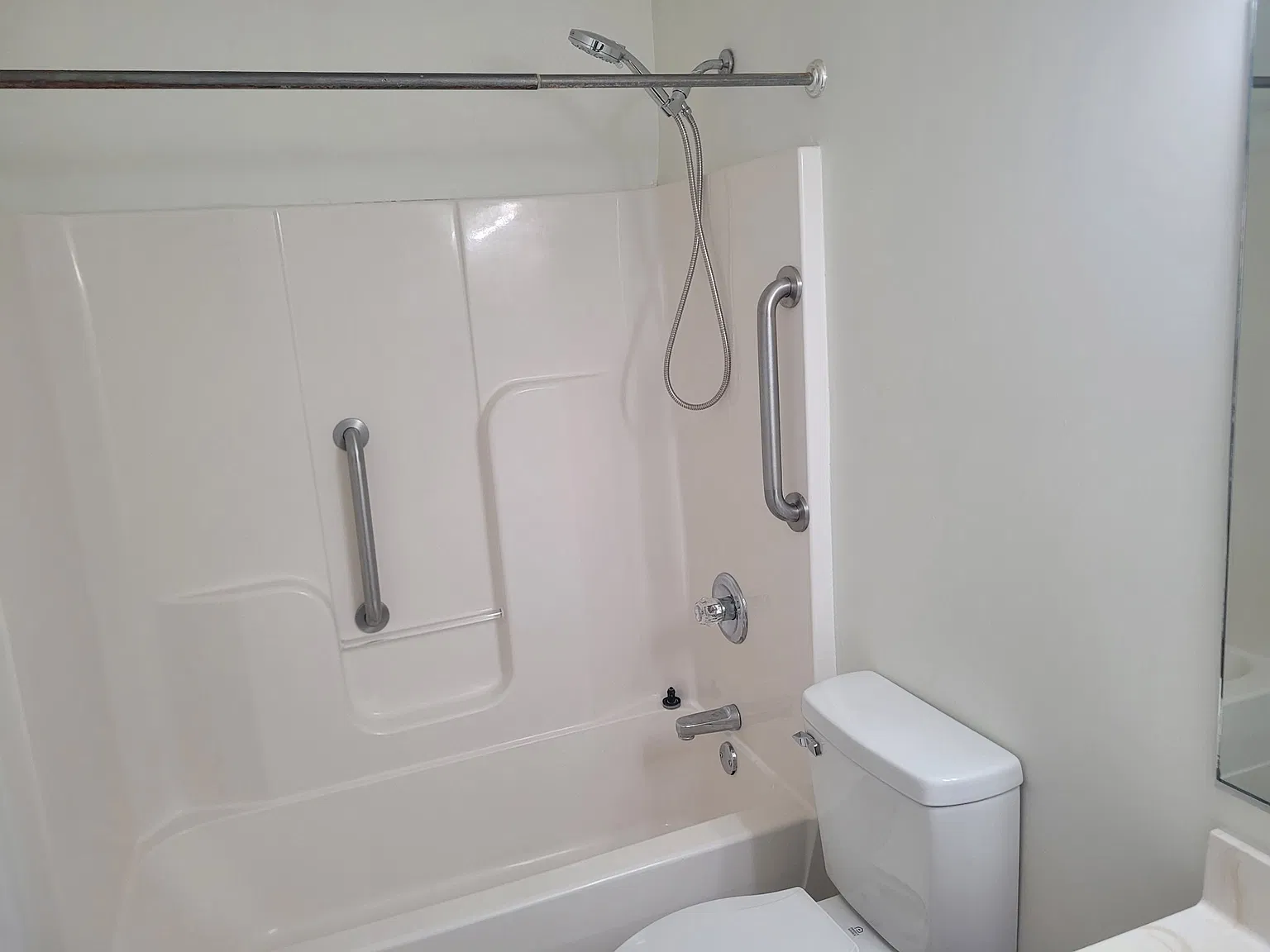 3 bed, 1221 sqft, $1,900 — Photo 3