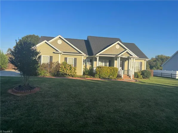 7702 Summit Landing Dr, Browns Summit, NC 27214