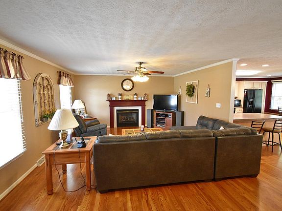 4th image of 1086 Steeple Chase Dr