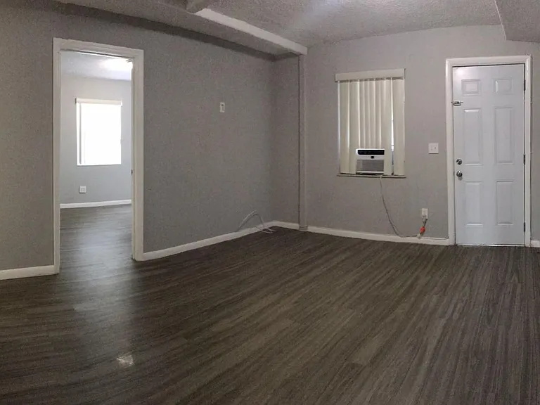 St George Apartments — Photo 14