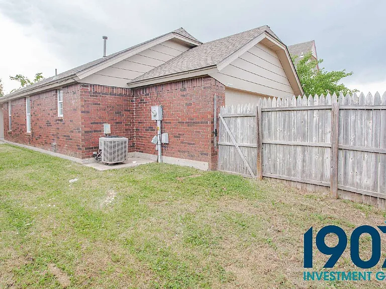 2102 Briarcliff Dr — Photo 29