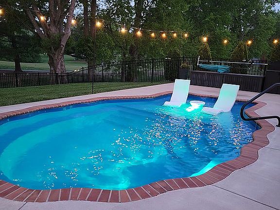 3rd image of 412 Fannis Cir