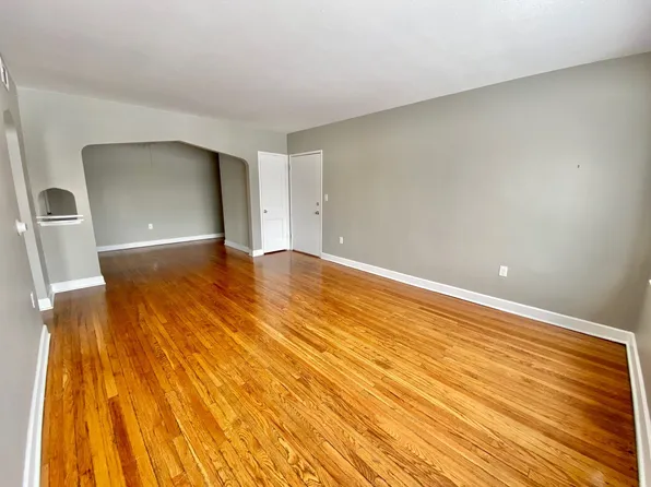 324 8th St, Bettendorf, IA