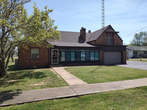219 W Main St, Puryear, TN 38251