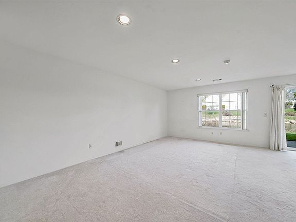 4th image of 301 Erik Dr #301