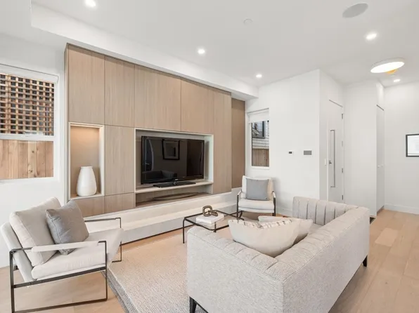 625 E 24th Ave #2, Vancouver, BC V5V 2A3
