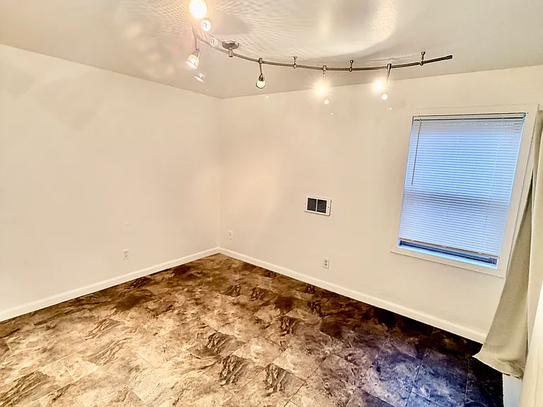 Primary bedroom: 12' x 10'