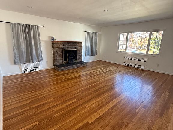 4th image of 2564 Tonquin St Floor 1
