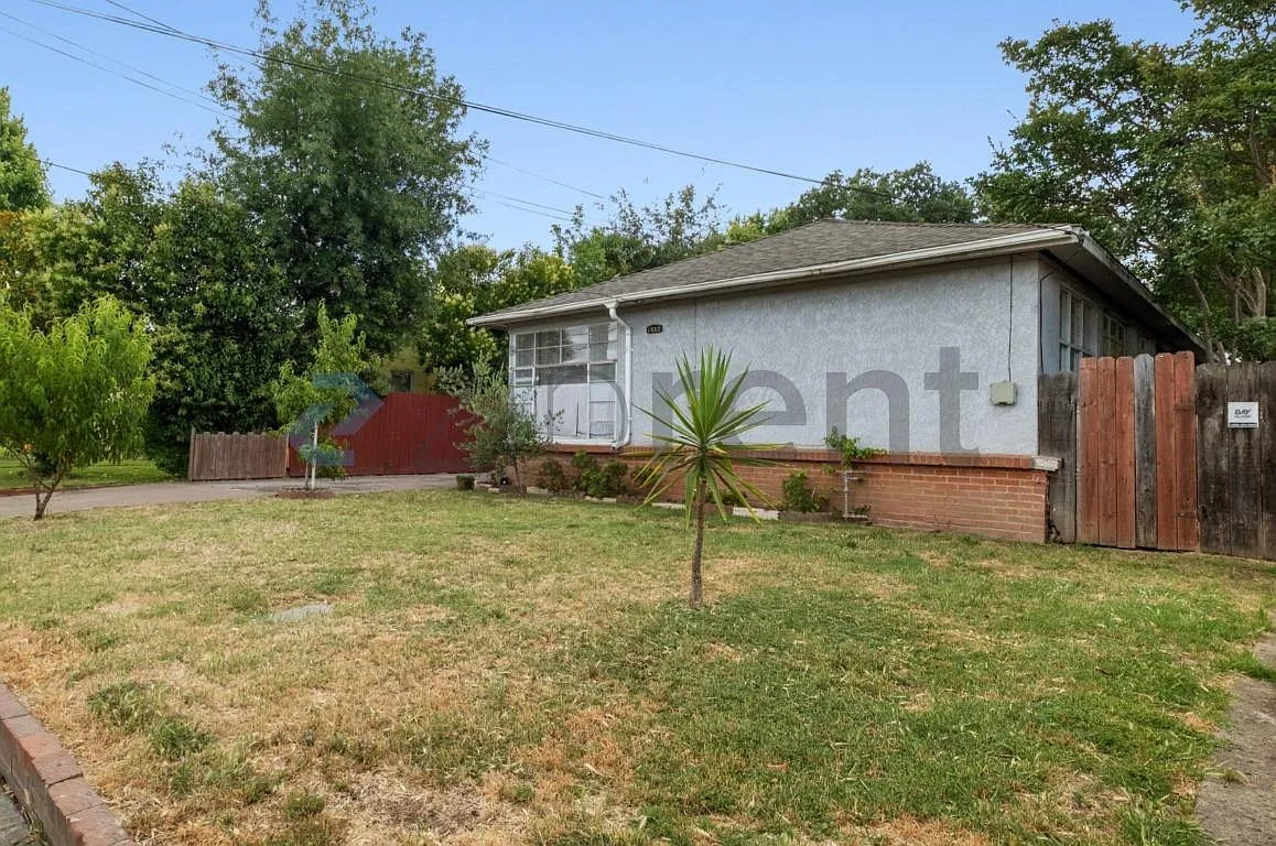 Building Photo - 1552 Middlefield Ave
