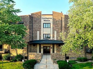 7100 W 95th St APT 305, Oak Lawn, IL 60453