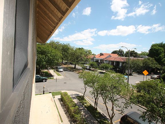 5th image of 11 Fontainebleau Dr APT C