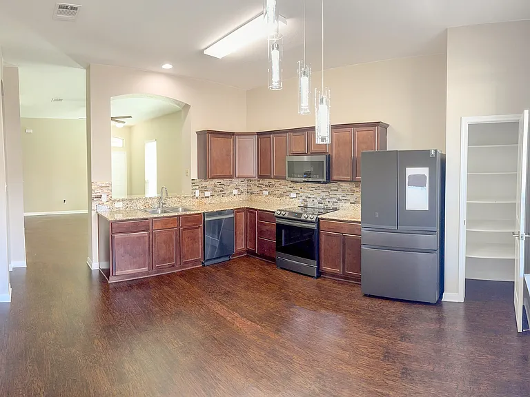 3407 Castleton Dr — Photo 10