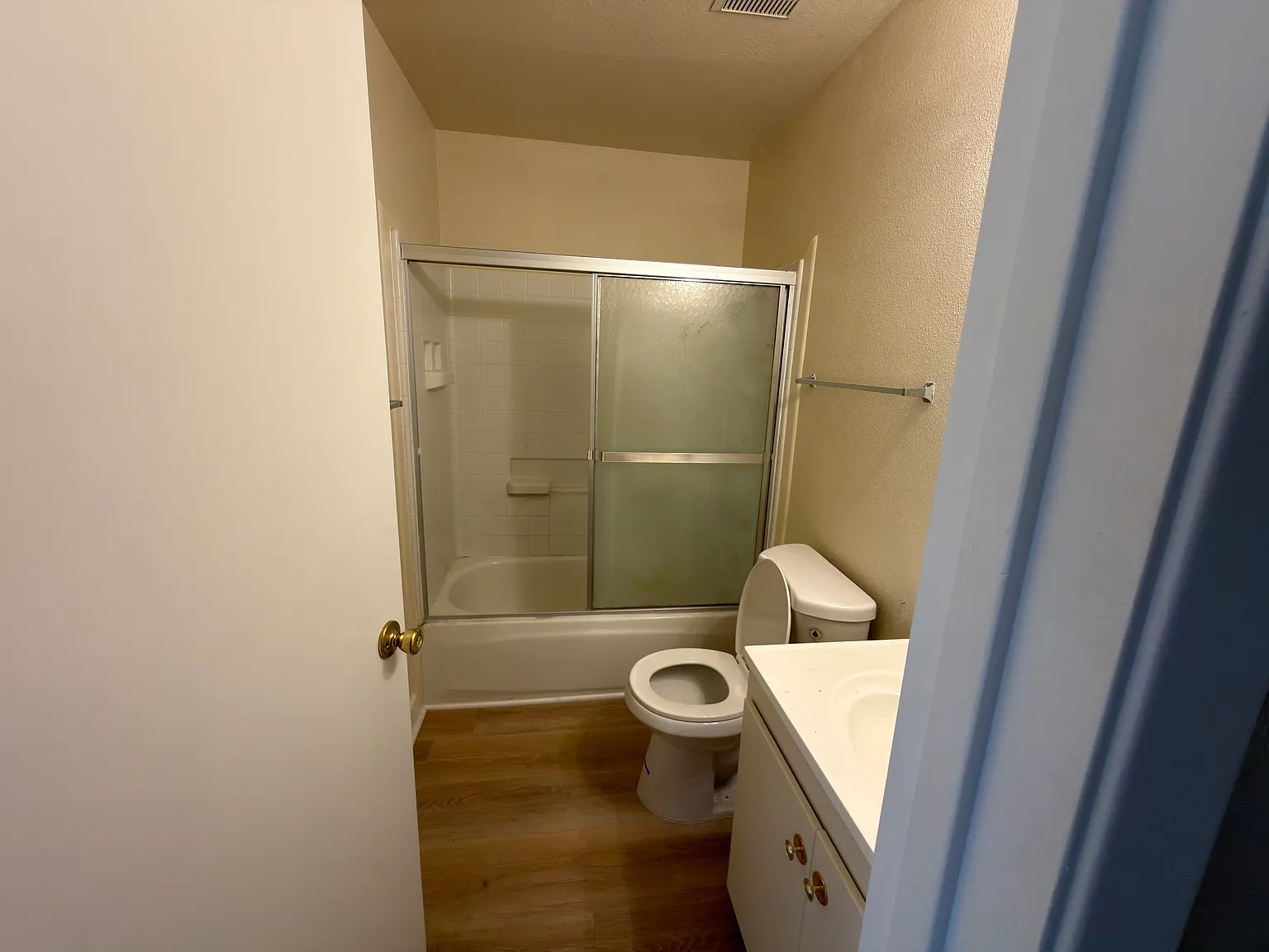 3 bed, 1160 sqft, $2,696 — Photo 4
