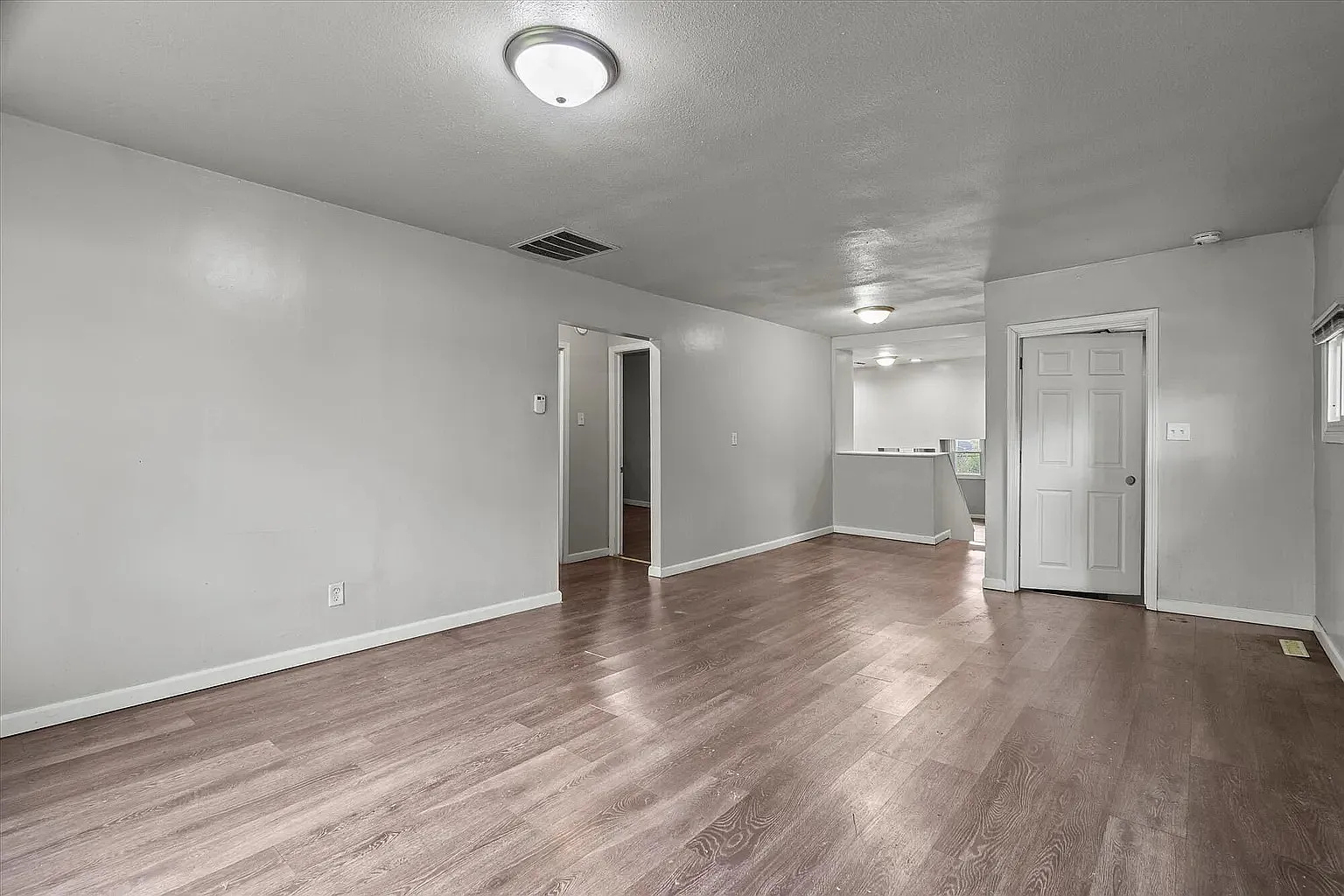 Huge 4-Bedroom / 2-Bath RENT $1800 - 1800+ SF — Photo 2