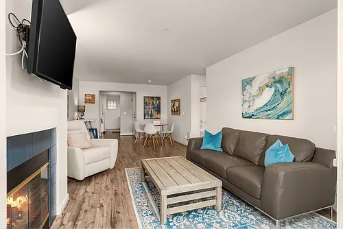 1504 Aurora Ave N Photo 1