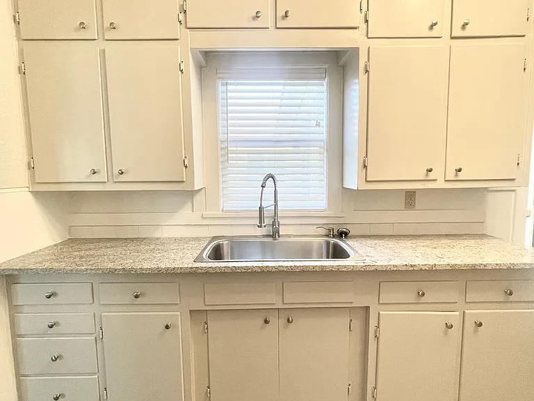 604 E Broadway St — Photo 3