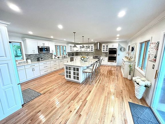 3rd image of 11 Mapleshade Ln