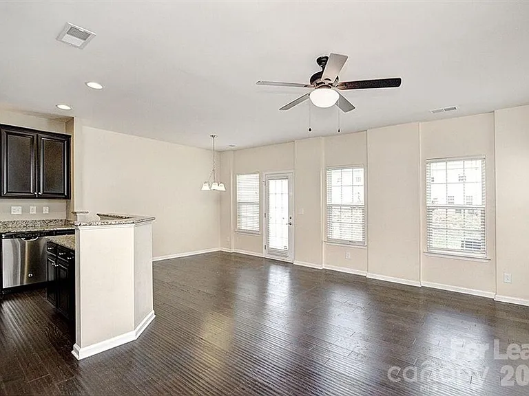 2704 Silverthorn Dr — Photo 8