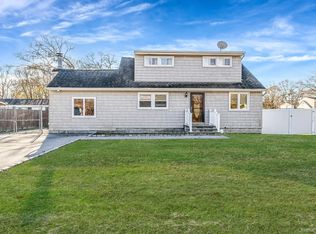 32 Rockledge Drive, Shirley, NY 11967